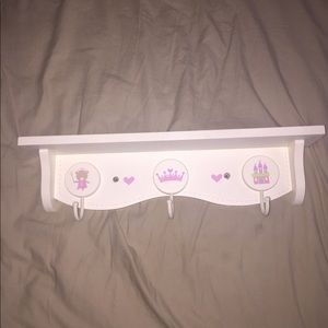 Princess wall shelf with hooks